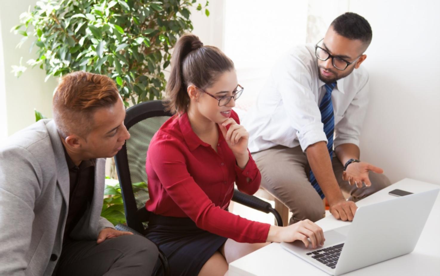 Espacio de trabajo moderno con tecnología para optimización financiera